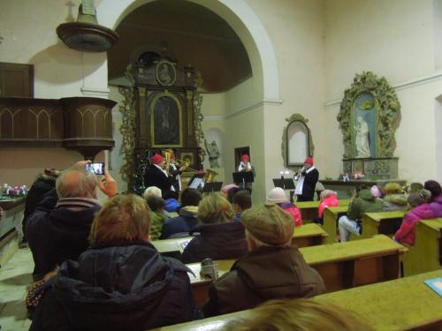 Vystoupení­ sboru gymnázia Lovosice a Lovosického žesťového kvintetu v mí­stní­m kostele