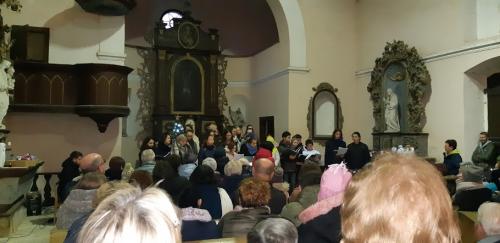 V předvánoční čas se kostelem rozezněly tóny žesťových nástrojů a vánočních písní v podání sboru gymnázia Lovosice